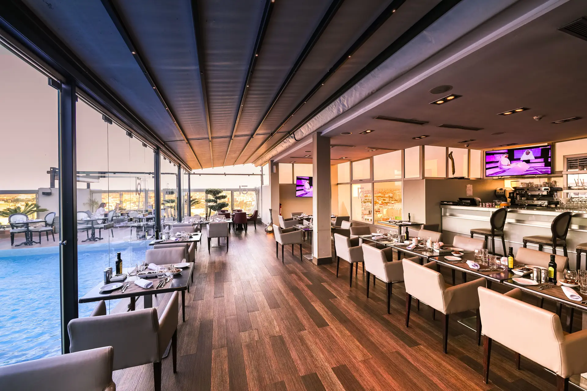 Luxuriöses Restaurant mit Poolblick