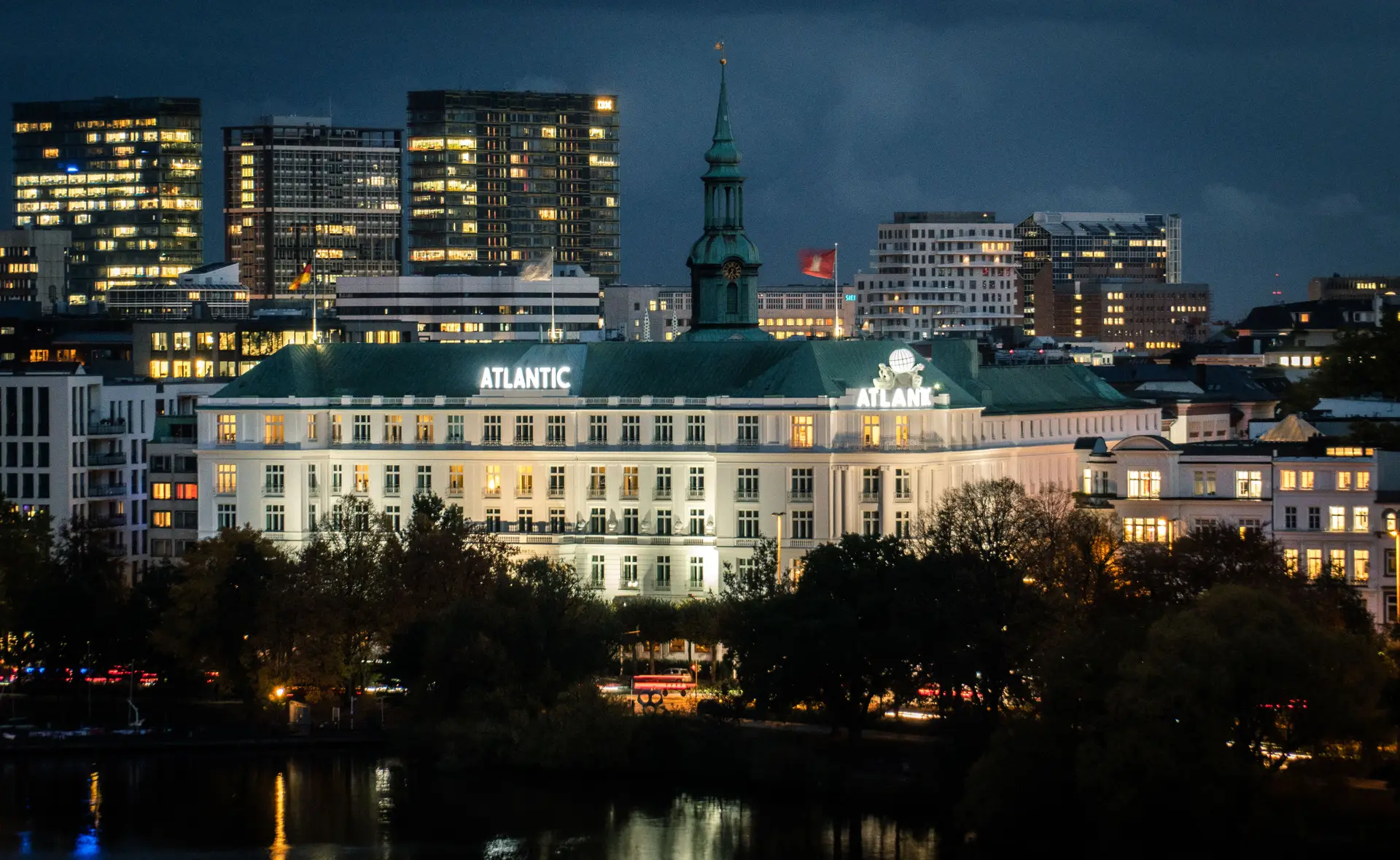 CorvelliquecrownHaven Architektur bei Nacht